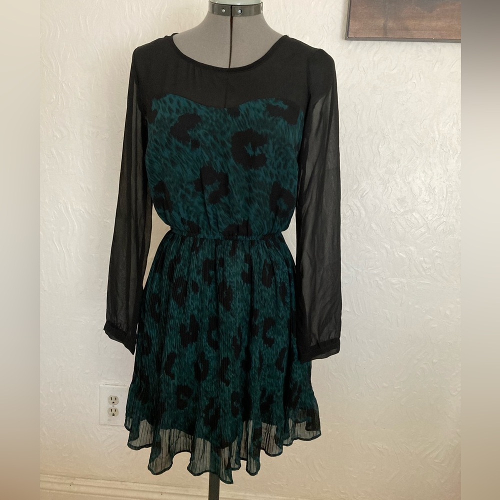 ๐ฅ Bundle of 9 pieces include :3 Dresses,1 sweater,2 tank,1 skirt,2 tops, size S - Picture 2 of 13